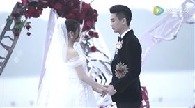 陳妍希與陳曉的「頭紗吻」全場轟動。（圖／翻攝自微博）