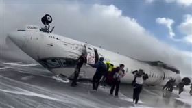 影／達美航空降落「大翻肚」釀18傷！機腹慘燒成焦黑　乘客嚇壞