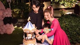 陳妍希（右）、陳曉證實離婚，最後一次同框是生日會。（圖／翻攝自陳妍希michelle微博）