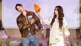 劉以豪、柯佳嬿重現劇中「怒砸披薩」經典橋段。（圖／Netflix提供）