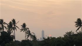 高雄85大樓黃昏景,記者拍攝