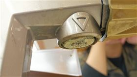 連鎖壽司店「熱水出水口」噁爆！積超厚綠色水垢（圖／翻攝自爆料公社）