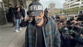 王大陸低調走出地檢署，面對媒體提問仍保持沈默。（圖／記者黃翎瑄攝）