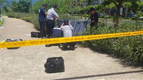 民眾發現一無名男屍在環保公園排水溝載浮載沉（楊忠翰攝）