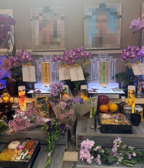 澳門鄧姓夫妻二人已在殯儀館設置靈位，市長盧秀燕也送上花籃弔唁。（圖／翻攝畫面）