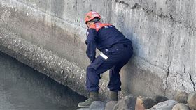 今日打撈重點仍以金拱橋及成功橋下石塊縫隙為主。（圖／記者簡榮良攝影）
