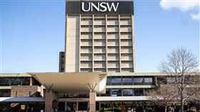 新南威爾斯大學圖書館草坪。（圖／艾爾斯留遊學提供）