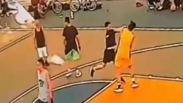 火爆男不滿打球被防守　一拳打趴55歲大叔