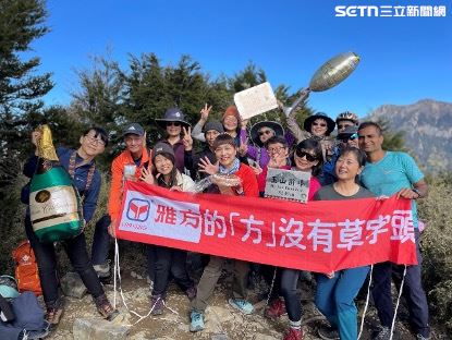 捧著蛋糕登上玉山前鋒，一起和雅方羊肉爐度過50歲生日。（圖／雅方食品提供）