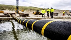 Meta宣布建造5萬公里海底電纜，連結五大洲，比繞地球一圈還長！(圖/路透社/達志)