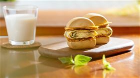 「扛棒尚好饅力堡」先是黑糖饅頭香氣撲鼻，入口的老油條碎喀嚓留香，緊接起司夾帶嫩煎豬排濃郁絲滑、紮實多汁，以及九層塔蛋和酥香肉鬆的多重口感，鹹甜交織、順口美味。（圖／飯店旅宿業者提供）