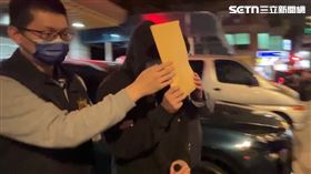 仲介集團利用各種手段協助役男逃兵，稍早落魄的被警方帶上車。（圖／記者黃翎瑄攝）