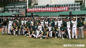 台鋼雄鷹、南非WBC資格賽代表隊賽後開心合影。（圖／記者蔡厚瑄攝影）