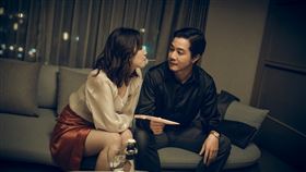 小薰（左）在《死了一個娛樂女記者之後》以直播主角色特別登場，和薛仕凌上演各種親密戲。（圖／鏡文學提供）