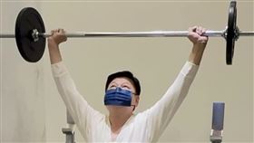 傅崐萁晚間貼出兩張舉槓鈴的照片表示，他因重感冒而全身無力，在家休養調整。今天感覺好多了！下午趕緊來點低強度運動，讓自己重拾戰力。（圖／翻攝自傅崐萁臉書）