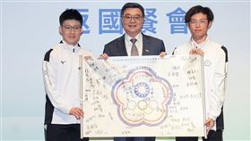 2025哈爾濱亞洲冬季運動會大道滑冰選手陳映竹(左)及短道滑冰選手蔡嘉瑋(右)，致贈代表團簽名會旗予行政院卓榮泰院長。。（圖／體育署提供）