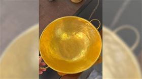 中國有人花找70萬人民幣訂製1口黃金打造的鍋子。（圖／翻攝水貝不不抖音）