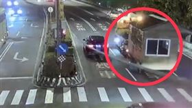 一幢小木屋直接在路上趴趴走，引起許多用路人注目。（圖／警方提供）