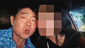 林青穀（左）與小美（右）熱戀時的親密合影，如今已成追憶。（讀者提供）