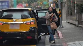 阿雅一臉素顏搭計程車抵達佛學中心。（圖／本刊攝影組）