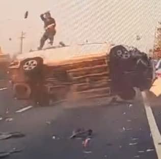 乘客疑因未繫安全帶，被甩出車外。（圖／翻攝自爆廢公社）