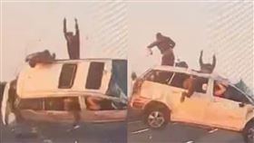 白色廂型車翻覆，車上乘客身軀衝出窗外。（圖／翻攝自爆廢公社）