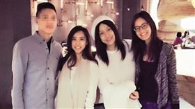 10年前，范瑋琪（右二）就曾po出劉容嘉（左二）及其男友（左一）合照，還稱他們是「賢伉儷」，讓劉容嘉被誤以為已婚。右一為Janet。（翻攝自范瑋琪臉書）