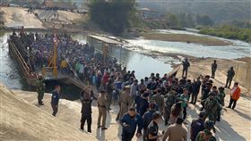 泰國大力打擊泰緬邊境上的詐騙集團，對緬甸境內部分地區採取斷電斷網措施，緬甸克倫邦一支民族軍隊12日釋放260人，其中包括7名台灣人，並由泰國陸軍負責接受。（圖／翻攝自กองทัพบก Royal Thai Army粉專）