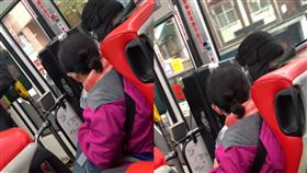 ▲年輕人與老人在公車上發生爭執。（圖／翻攝自爆料公社二社）

