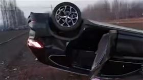 中國網紅王子墨昨清晨車禍死亡，女友人駕駛撞上大貨車翻覆（圖／翻攝微博）