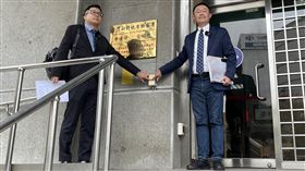 民進黨立委李坤城指罷免連署造假 按鈴提告民進黨新北市立委李坤城（右）18日赴新北地檢署按鈴告發，指罷免團體有連署造假等情況，涉嫌偽造文書、違反個人資料保護法第41條非法蒐集及利用個資罪等罪。中央社記者趙敏雅攝 114年2月18日