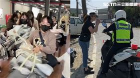 主打門票499元「衣褲只要塞得下一袋，就全帶走」，吸引不少女性報到。（圖／翻攝畫面）