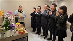 民眾黨前主席柯文哲父親柯承發17日病逝於台大新竹分院，享耆壽94歲，民眾黨中央黨部與立院黨團今天（19日）到新竹拈香，民眾黨主席黃國昌則因父喪未滿百日，無法到場。民眾黨立委張啓楷表示，現在最重要的事，就是在柯爸告別式那天，讓柯文哲能回來奔喪。