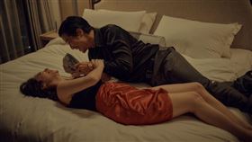 《死了一個娛樂女記者之後》小薰與薛仕凌上演滾床戲。（圖／鏡文學提供）