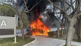 關西休息站A1停車場昨發生火燒車事故。（圖／翻攝畫面）