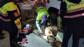 許姓男子因積欠債務，當街遭2男脫光衣物毆打受傷。（圖／翻攝畫面）