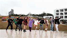 白冰冰(左五)帶著子弟兵陳曦(左起)、台一線東諺、林宏銘、楊惠絜、尤娜、台一線阿玟、曹晶晶、明亮、陳思瑋一起遊淡水。（圖／長興影視提供）