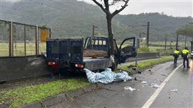 宜蘭蘇澳鎮昨天（18）發生一起死亡車禍，吳姓男子（49歲）駕駛小貨車行經軍人公墓附近時，突然失控衝至對向車道，直到撞擊路樹才停下，警消人員獲報到場搶救，吳男已無呼吸心跳，經送醫急救仍不治。