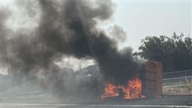 國1后里段火燒車！砂石車翻覆火狂竄