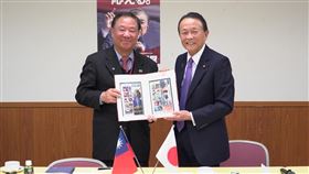 歡迎救國團訪日團 前日相麻生盼台日關係更緊密救國團主任葛永光（左）率「第27屆中華民國青年代表訪日團」18日拜會日本執政黨自民黨最高顧問麻生太郎（右）。麻生表示日本很重視台灣在國際社會中的角色，盼台日關係更緊密，共同應對全球局勢變化。（救國團提供）中央社記者楊明珠東京傳真  114年2月19日