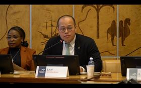 黎智英兒黎崇恩參加2025年日內瓦人權與民主峰會。翻攝日內瓦峰會官網