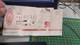 20萬現金支票，躺地上，遺失3天，騎士停紅燈撿到，送派出所(圖／翻攝畫面)