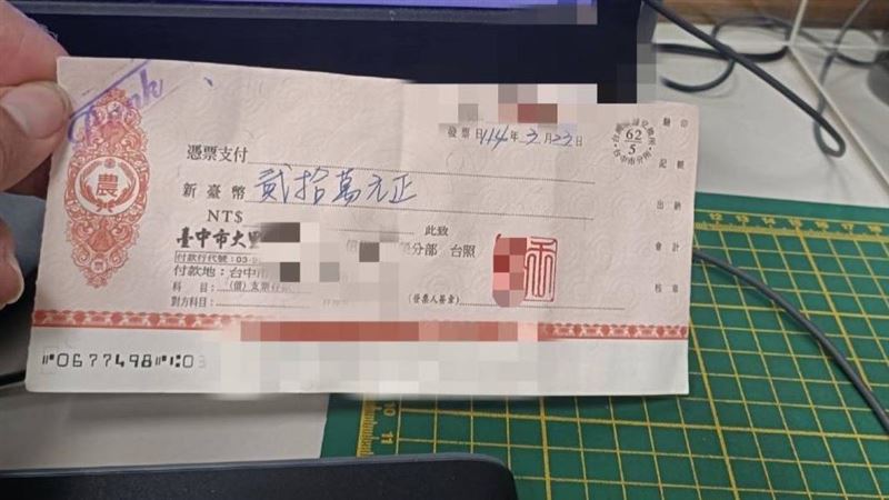 停紅燈1張紙突飛臉上　騎士驚：20萬支票