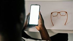 ▲警方示警，「+886」為境外來話，一定是詐騙電話。（示意圖／翻攝自unsplash）