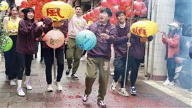 胡瓜（中）跟阿翔今天外景開工。（圖／民視提供）