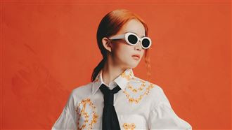 金曲女星童年遭霸凌　慘被丟鞋子、留腳印