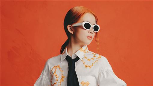 金曲女星童年遭霸凌　慘被丟鞋子、留腳印