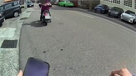 台中嬤領錢遭阻突爆氣走人！警為1事緊追