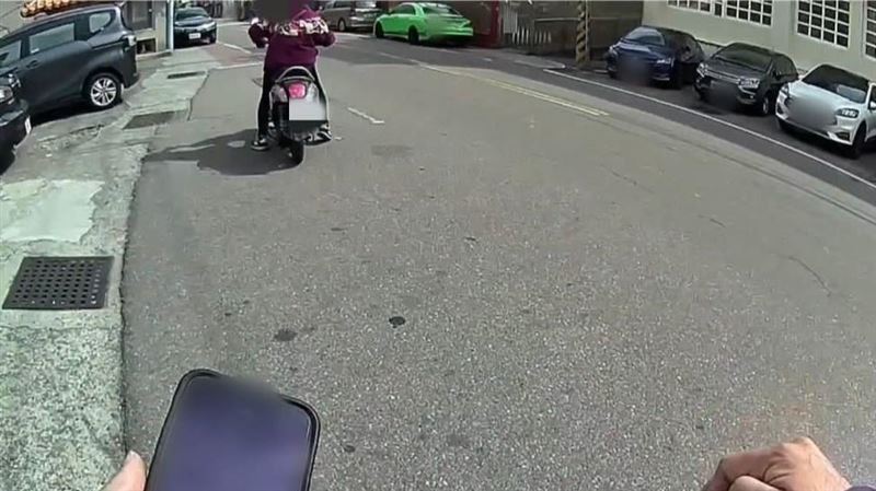 台中嬤領錢遭阻突爆氣走人！警為1事緊追