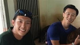 劉丞（左）和游書庭一起到動物之家擔任打掃義工。（圖／艾迪昇傳播提供）